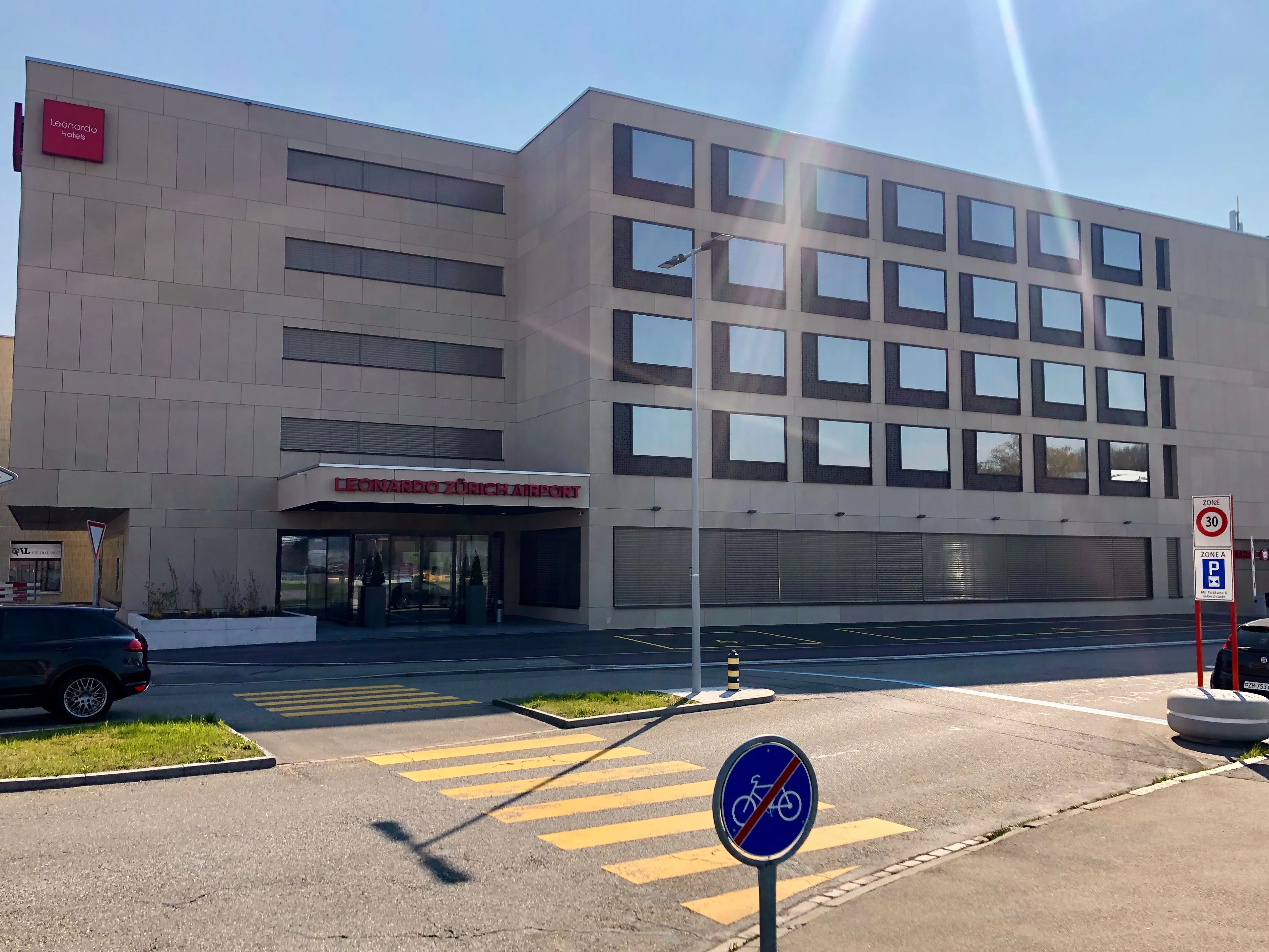 Fachada ventilada de arenisca Clara, calcaretina de tono cálido, en un proyecto en Suiza