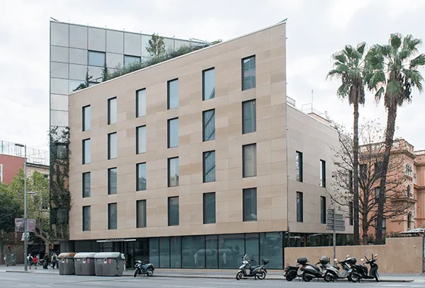 Perla BCN - Edificio con acabados de piedra natural