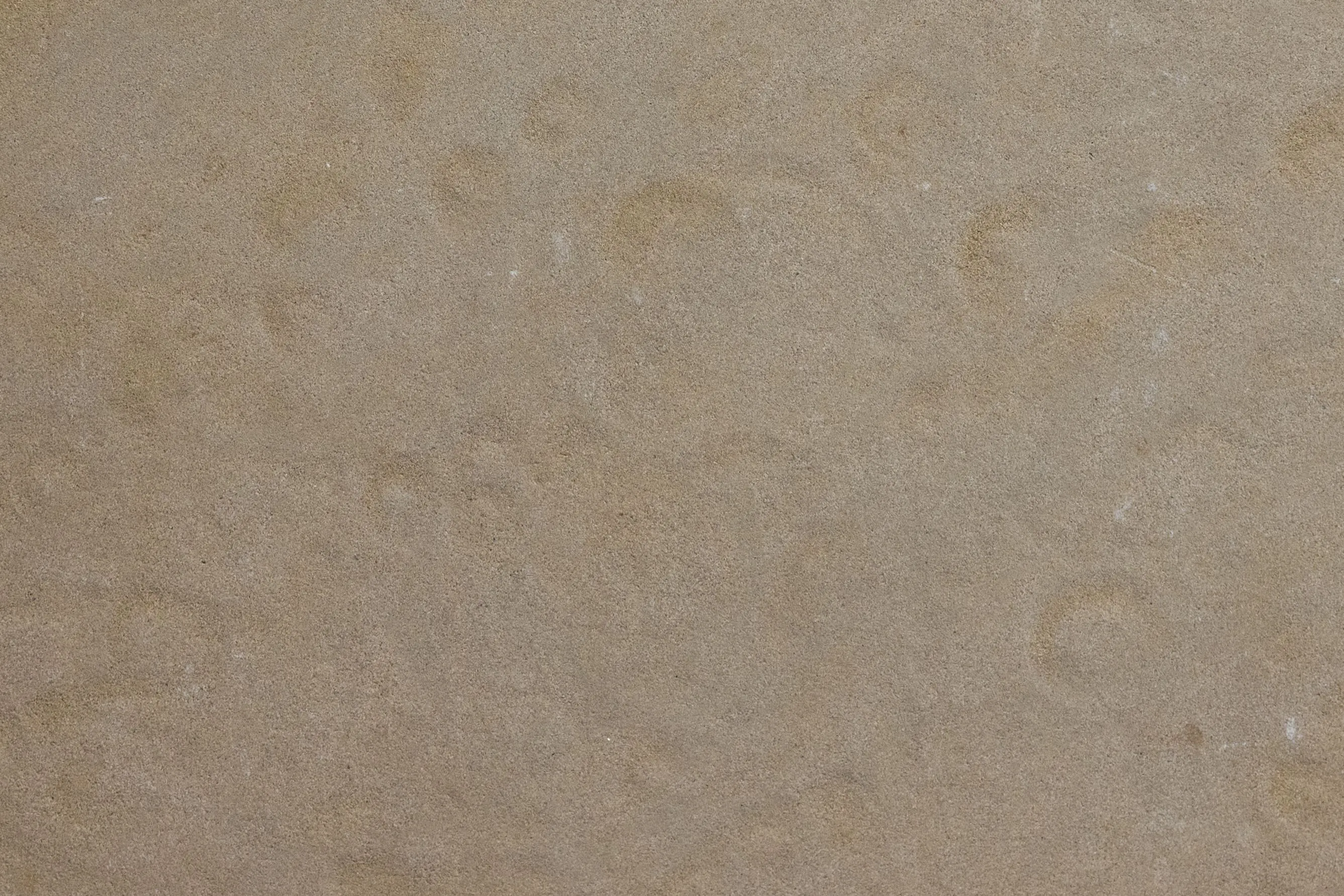 Acabado cepillado sobre piedra natural, con la textura de la superficie en primer plano