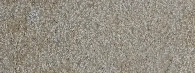 Acabado abujardado sobre arenisca Rubio, textura punteada homogénea para playas y coronaciones de piscina