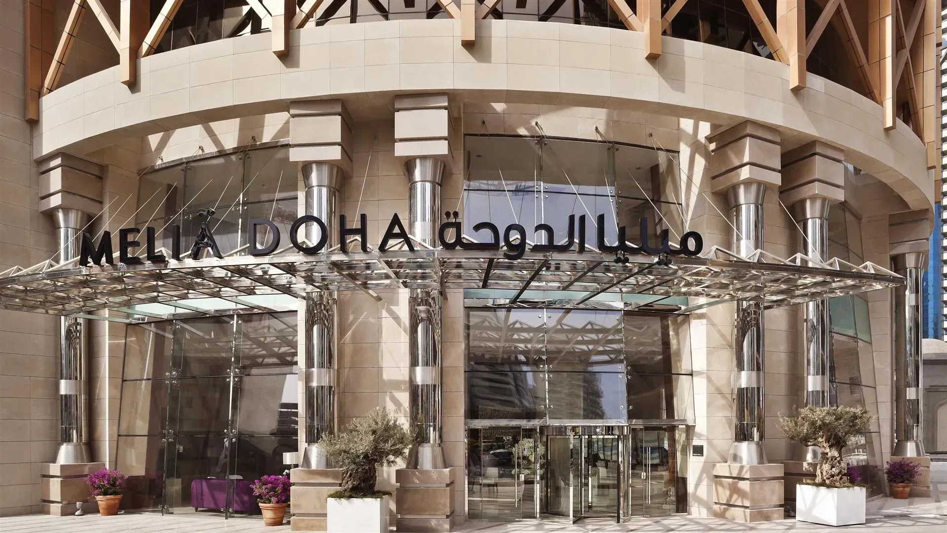 Placas de arenisca Clara apomazada con mecanizado de canto para anclaje en el Hotel Meliá Bin Shamikh de Doha