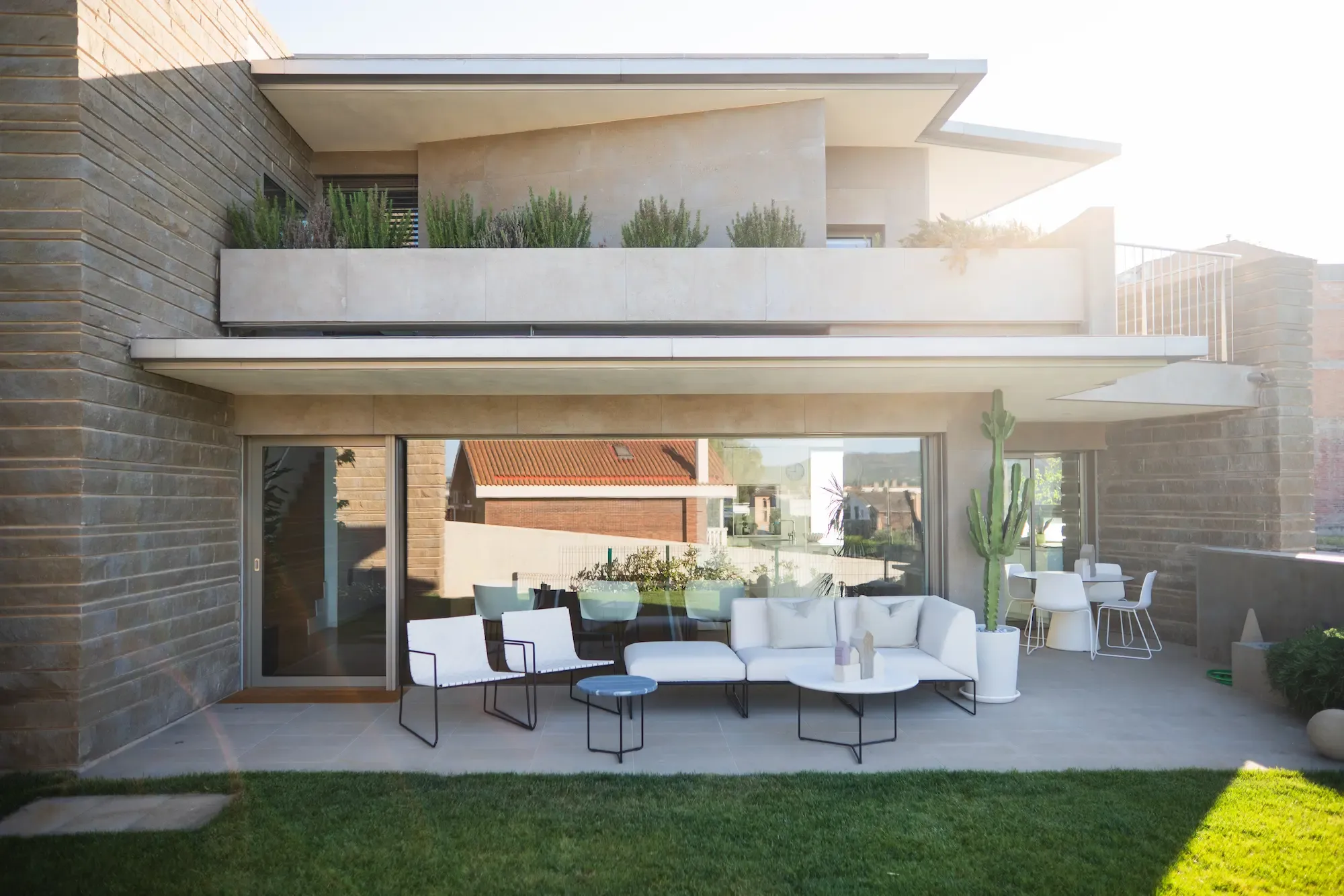 Vivienda contemporánea con fachada de piedra natural de Rubio