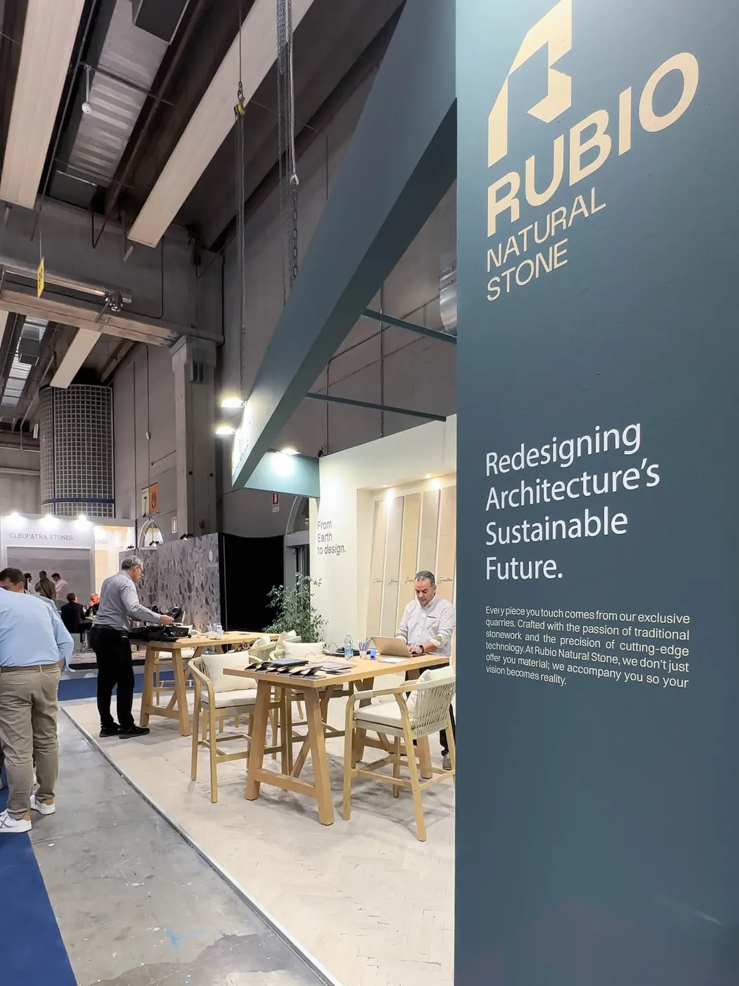 Acceso al stand de Rubio Natural Stone en el Hall 6 de Marmomac 2026