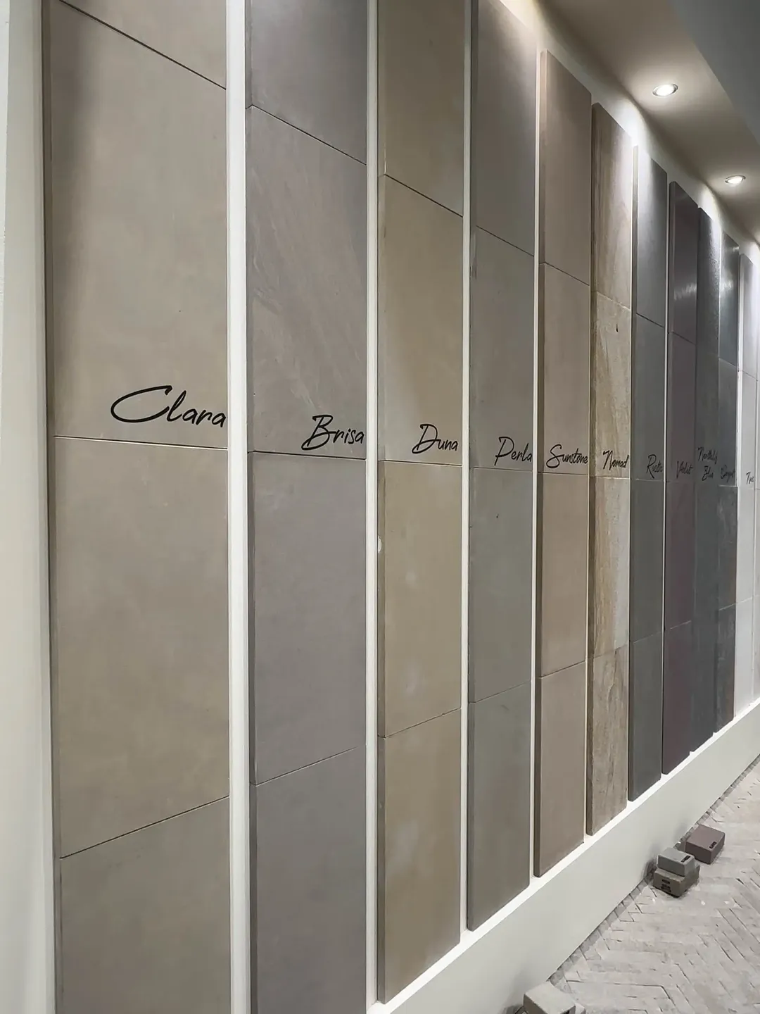 Muro de muestras con las areniscas de Rubio, de Clara a Northcliff Blue