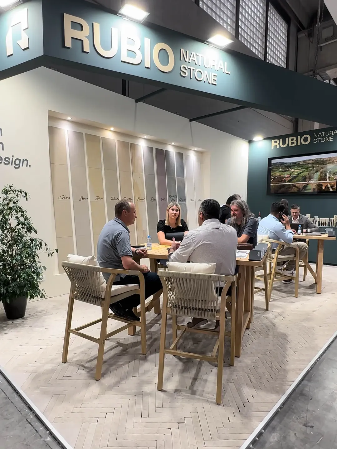 Reuniones con visitantes en el stand de Rubio, Hall 6 de Marmomac 2026