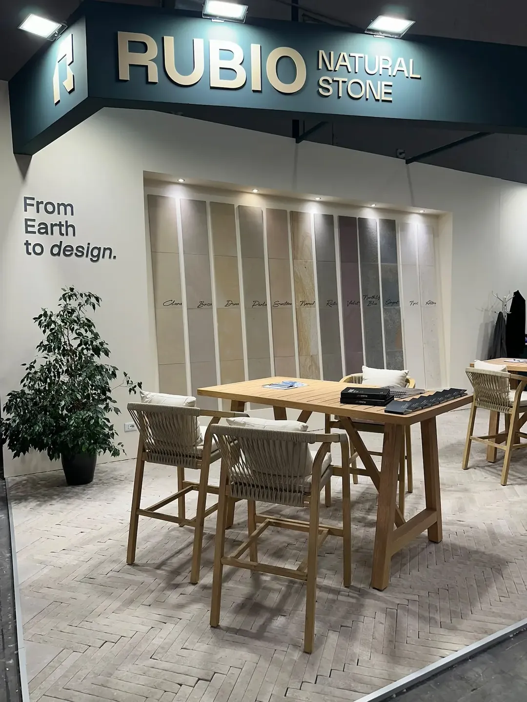 Stand de Rubio Natural Stone en Marmomac 2026, con el muro de areniscas y la zona de reuniones