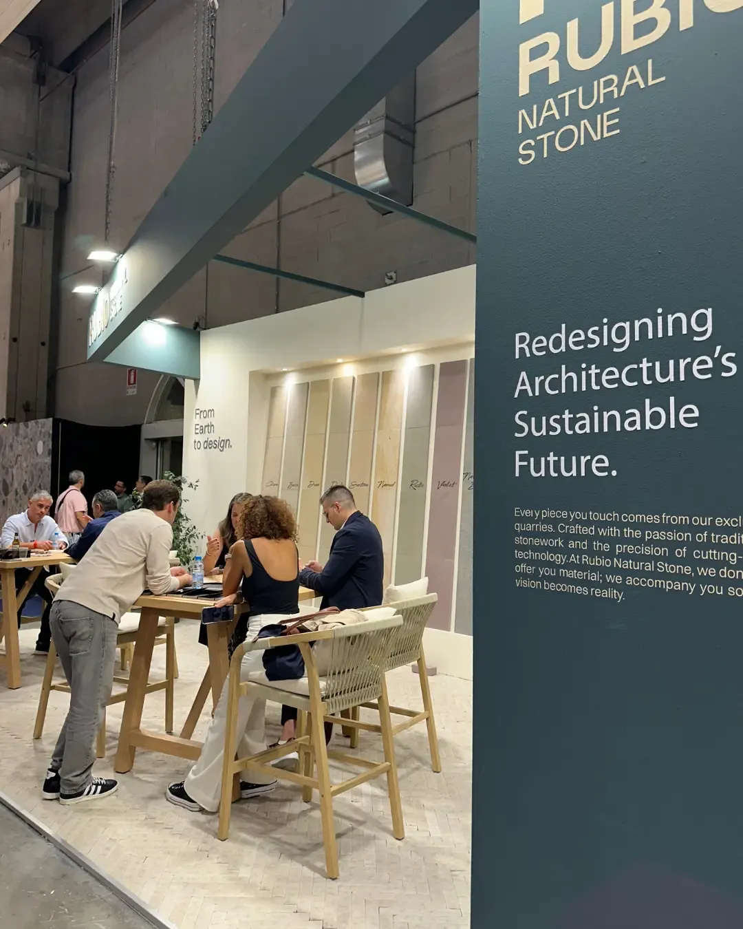 Visitantes en la zona de reuniones del stand de Rubio en Marmomac 2026
